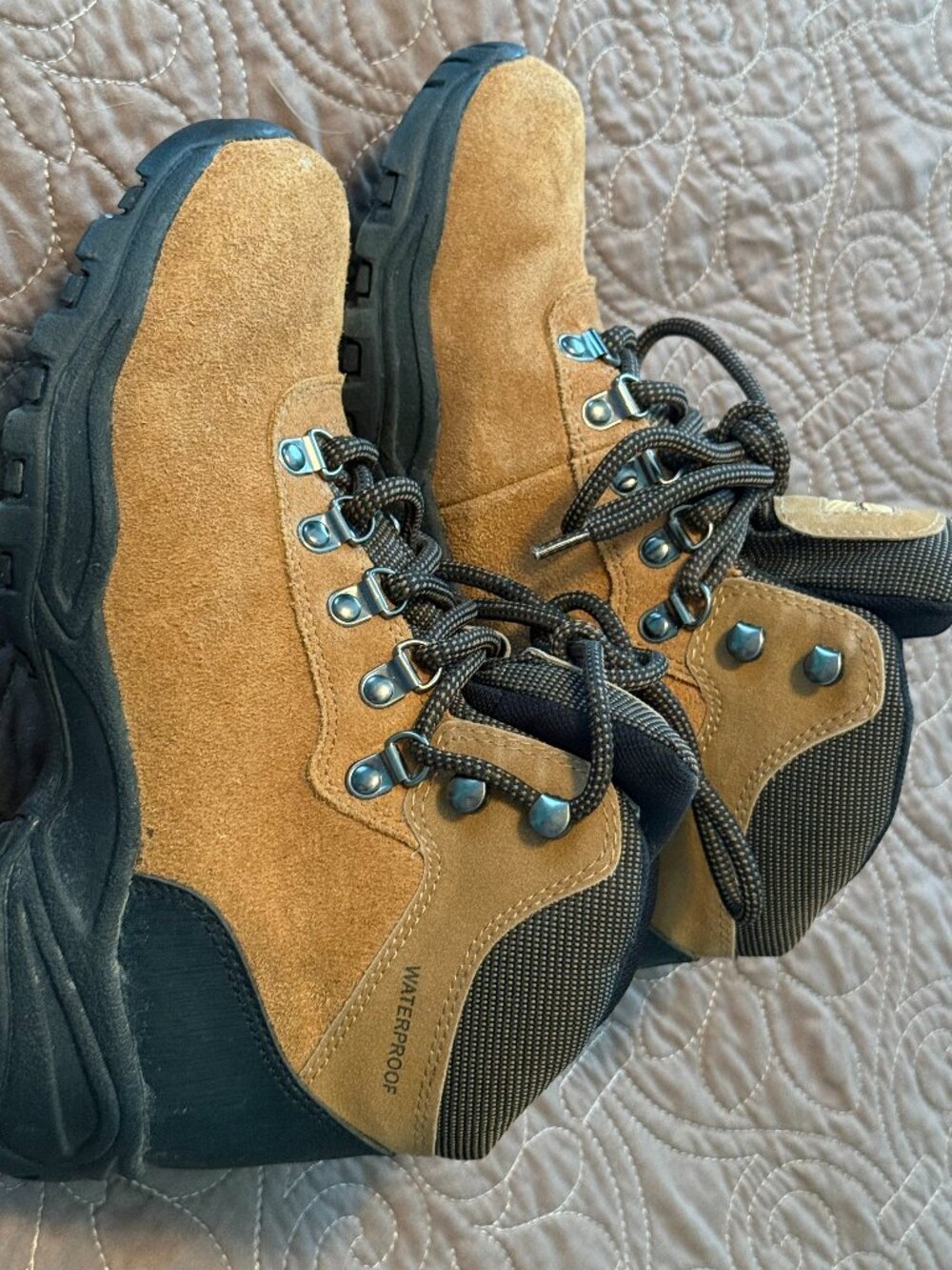 HIKING BOOTS BARELY WORN SIZE 7 EARTH SPIRIT